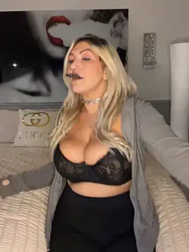 Snapshot of LittleMissEeve chatting on 10/22/25, 02:01 LittleMissEeve online show from 10/22/25, 02:01