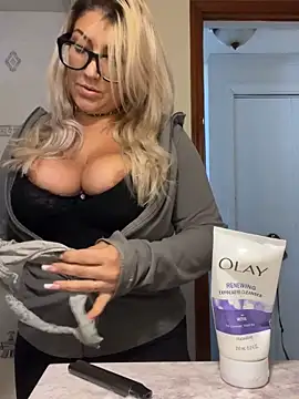 Snapshot of LittleMissEeve chatting on 10/22/25, 04:18 LittleMissEeve online show from 10/22/25, 04:18