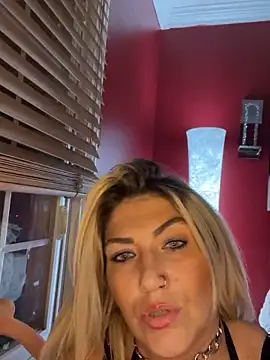 Snapshot of LittleMissEeve chatting on 10/25/25, 06:43 LittleMissEeve online show from 10/25/25, 06:43