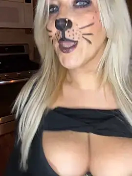 Snapshot of LittleMissEeve chatting on 10/25/25, 10:59 LittleMissEeve online show from 10/25/25, 10:59