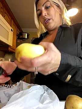 Snapshot of LittleMissEeve chatting on 11/04/25, 03:27 LittleMissEeve online show from 11/04/25, 03:27