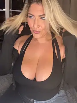 Snapshot of LittleMissEeve chatting on 11/05/25, 03:06 LittleMissEeve online show from 11/05/25, 03:06