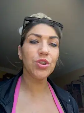 Snapshot of LittleMissEeve chatting on 11/05/25, 05:13 LittleMissEeve online show from 11/05/25, 05:13