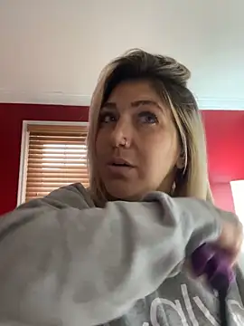 Snapshot of LittleMissEeve chatting on 11/18/25, 04:11 LittleMissEeve online show from 11/18/25, 04:11