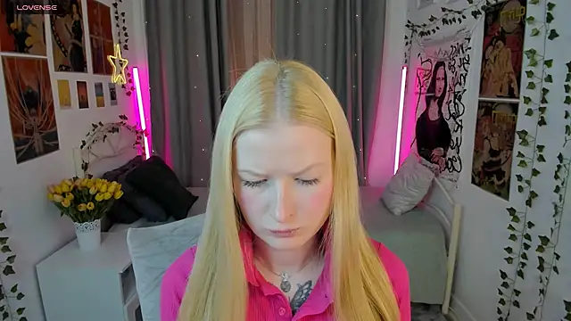 Laly Peach online show from 10/18/25, 03:57