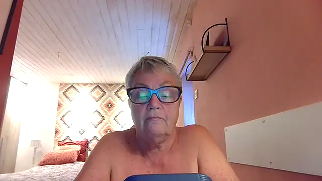 Snapshot of GrannyChrissy68 chatting on 09/14/25, 01:32 GrannyChrissy68 online show from 09/14/25, 01:32