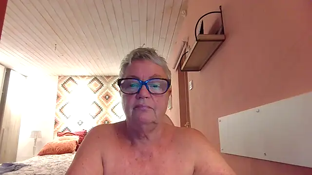 Snapshot of GrannyChrissy68 chatting on 09/15/25, 09:37 GrannyChrissy68 online show from 09/15/25, 09:37