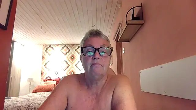 Snapshot of GrannyChrissy68 chatting on 09/17/25, 09:38 GrannyChrissy68 online show from 09/17/25, 09:38