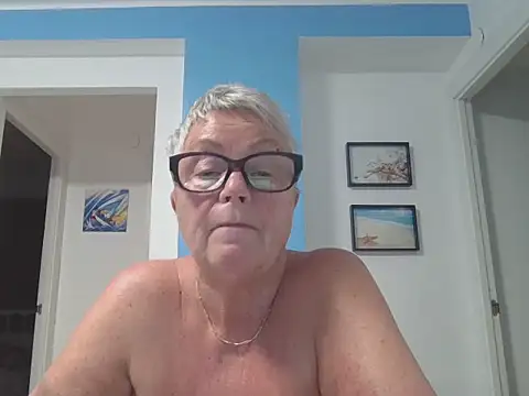 Snapshot of GrannyChrissy68 chatting on 09/26/25, 04:55 GrannyChrissy68 online show from 09/26/25, 04:55