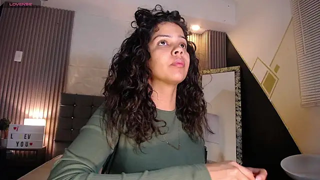 Snapshot of ximena_diaz chatting on 12/13/24, 07:43 ximena diaz online show from 12/13/24, 07:43
