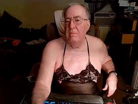 Snapshot of Toastir chatting on 12/16/24, 12:04 Toastir online show from 12/16/24, 12:04