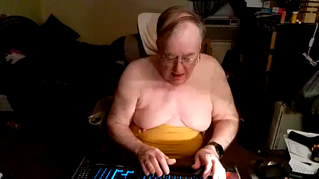 Snapshot of Toastir chatting on 12/19/24, 10:32 Toastir online show from 12/19/24, 10:32