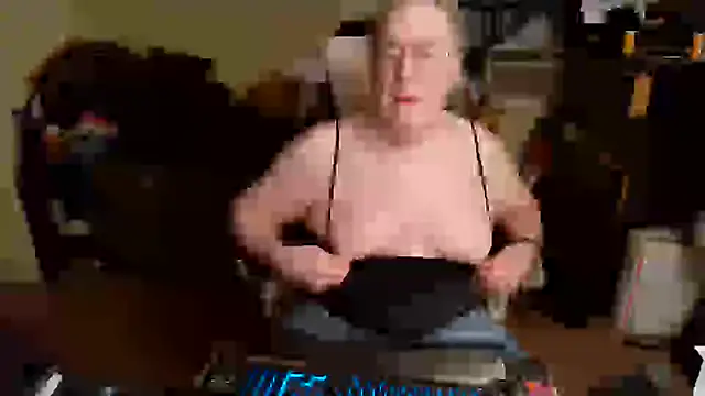 Snapshot of Toastir chatting on 02/06/25, 01:49 Toastir online show from 02/06/25, 01:49