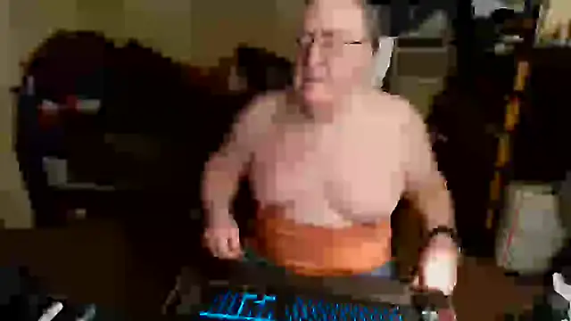 Snapshot of Toastir chatting on 03/10/25, 01:10 Toastir online show from 03/10/25, 01:10