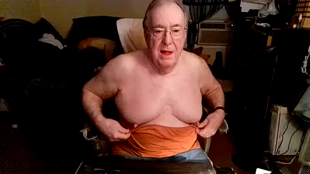 Snapshot of Toastir chatting on 09/13/25, 02:17 Toastir online show from 09/13/25, 02:17