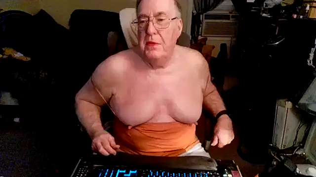 Snapshot of Toastir chatting on 09/27/25, 08:03 Toastir online show from 09/27/25, 08:03