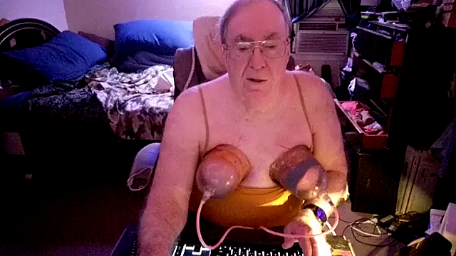 Snapshot of Toastir chatting on 12/01/25, 04:01 Toastir online show from 12/01/25, 04:01