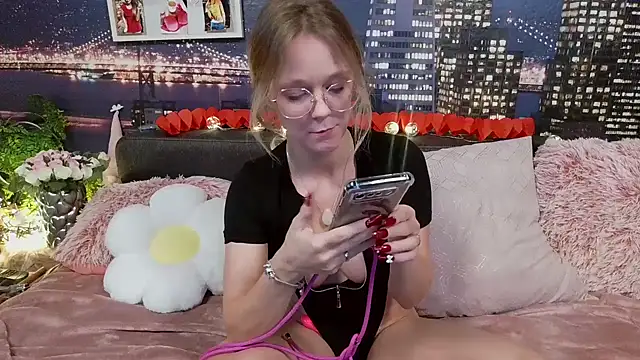 Snapshot of little-leni chatting on 02/16/25, 02:43 little-leni online show from 02/16/25, 02:43