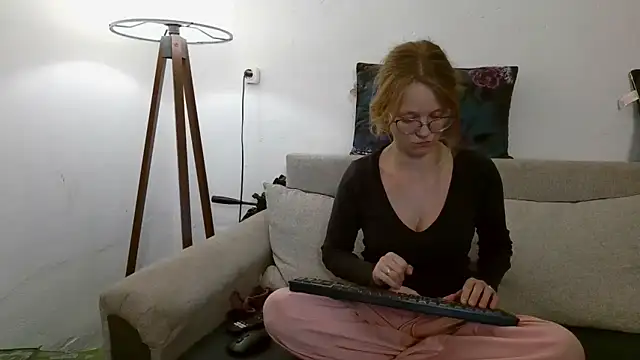 Snapshot of little-leni chatting on 09/20/25, 09:05 little-leni online show from 09/20/25, 09:05