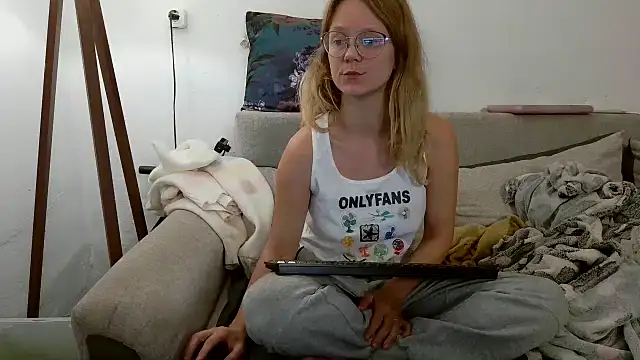 Snapshot of little-leni chatting on 09/27/25, 08:47 little-leni online show from 09/27/25, 08:47