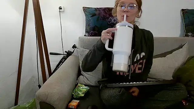 Snapshot of little-leni chatting on 10/01/25, 08:15 little-leni online show from 10/01/25, 08:15