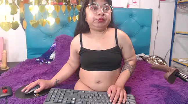 Snapshot of SARAWILLS chatting on 03/11/25, 01:34 SARAWILLS online show from 03/11/25, 01:34
