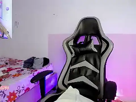 ninatiny online show from 12/04/24, 09:18