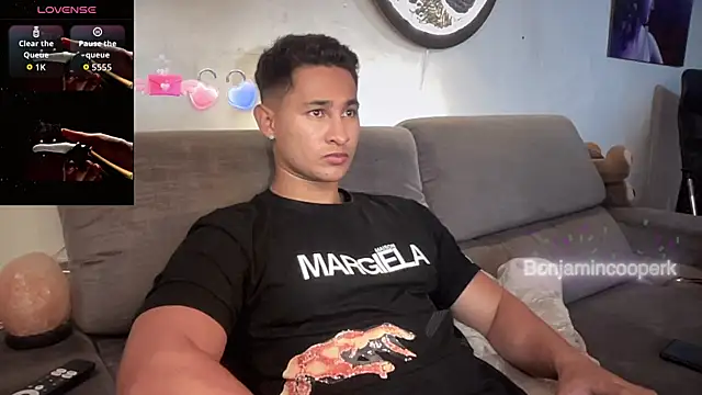 Snapshot of BenjaminCooperk chatting on 10/17/25, 07:11 BenjaminCooperk online show from 10/17/25, 07:11