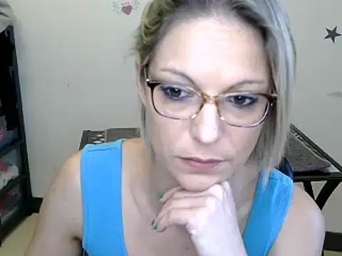 Snapshot of alixfeeling chatting on 12/04/24, 02:15 alixfeeling online show from 12/04/24, 02:15