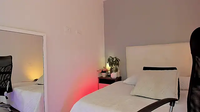 NataliaBuiles online show from 10/15/25, 04:18