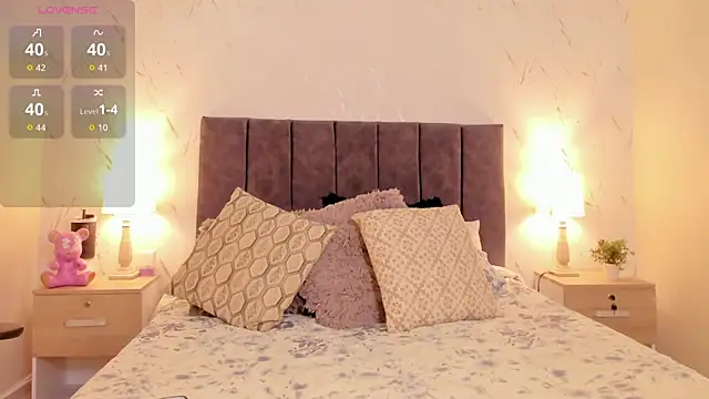 Luci evans online show from 11/09/25, 05:44