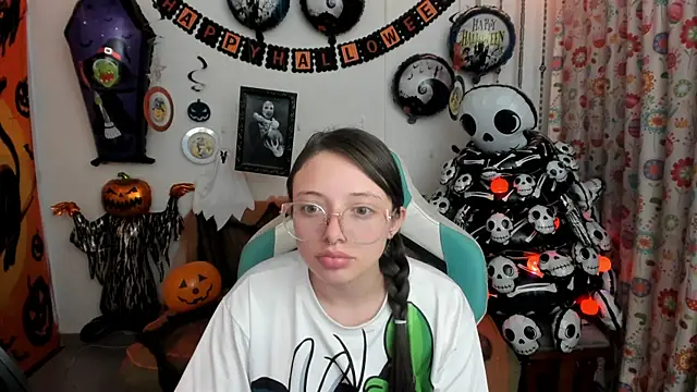 Snapshot of linda-schmidt chatting on 10/07/25, 03:04 linda-schmidt online show from 10/07/25, 03:04