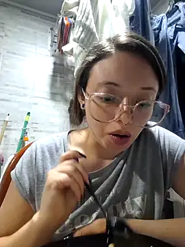 Snapshot of linda-schmidt chatting on 10/10/25, 09:47 linda-schmidt online show from 10/10/25, 09:47