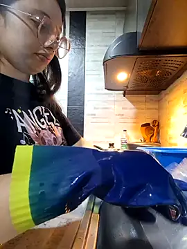 Snapshot of linda-schmidt chatting on 10/16/25, 05:03 linda-schmidt online show from 10/16/25, 05:03