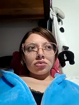 Snapshot of linda-schmidt chatting on 10/23/25, 01:16 linda-schmidt online show from 10/23/25, 01:16