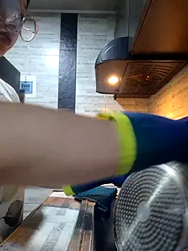 Snapshot of linda-schmidt chatting on 10/25/25, 12:29 linda-schmidt online show from 10/25/25, 12:29