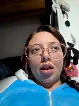 Snapshot of linda-schmidt chatting on 10/26/25, 03:45 linda-schmidt online show from 10/26/25, 03:45