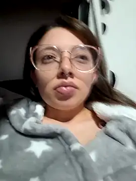 Snapshot of linda-schmidt chatting on 10/27/25, 02:04 linda-schmidt online show from 10/27/25, 02:04