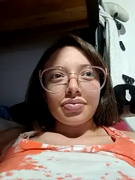 Snapshot of linda-schmidt chatting on 11/15/25, 02:42 linda-schmidt online show from 11/15/25, 02:42