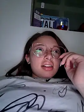 Snapshot of linda-schmidt chatting on 11/16/25, 01:44 linda-schmidt online show from 11/16/25, 01:44