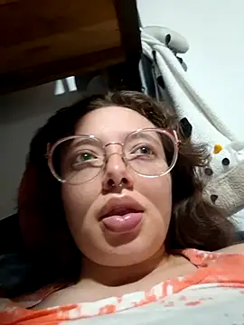 Snapshot of linda-schmidt chatting on 11/18/25, 01:33 linda-schmidt online show from 11/18/25, 01:33