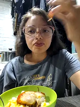 Snapshot of linda-schmidt chatting on 11/19/25, 12:10 linda-schmidt online show from 11/19/25, 12:10