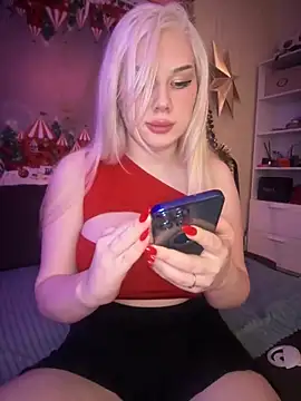 Snapshot of LaraHollywood chatting on 12/15/24, 03:24 LaraHollywood online show from 12/15/24, 03:24