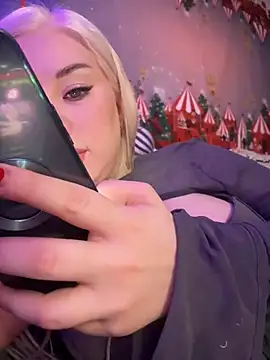 Snapshot of LaraHollywood chatting on 12/21/24, 04:19 LaraHollywood online show from 12/21/24, 04:19