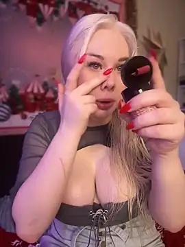 Snapshot of LaraHollywood chatting on 12/21/24, 07:24 LaraHollywood online show from 12/21/24, 07:24