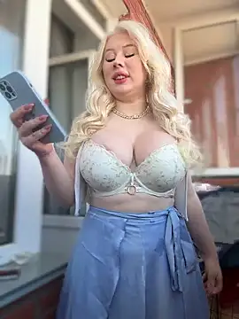 Snapshot of LaraHollywood chatting on 10/01/25, 03:34 LaraHollywood online show from 10/01/25, 03:34