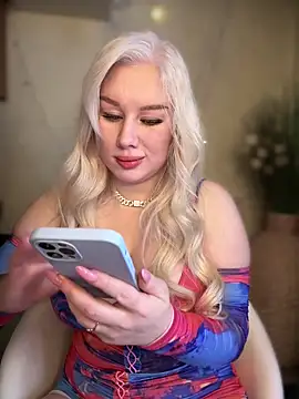 Snapshot of LaraHollywood chatting on 10/04/25, 06:11 LaraHollywood online show from 10/04/25, 06:11