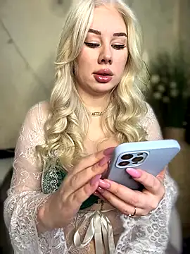 Snapshot of LaraHollywood chatting on 10/14/25, 04:02 LaraHollywood online show from 10/14/25, 04:02