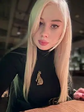 Snapshot of LaraHollywood chatting on 11/12/25, 11:32 LaraHollywood online show from 11/12/25, 11:32