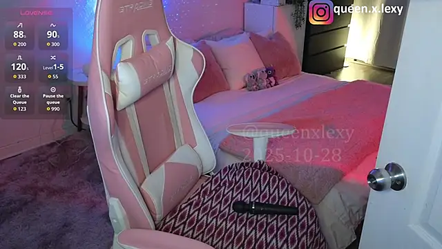 Snapshot of queenxlexy chatting on 10/28/25, 08:22 queenxlexy online show from 10/28/25, 08:22